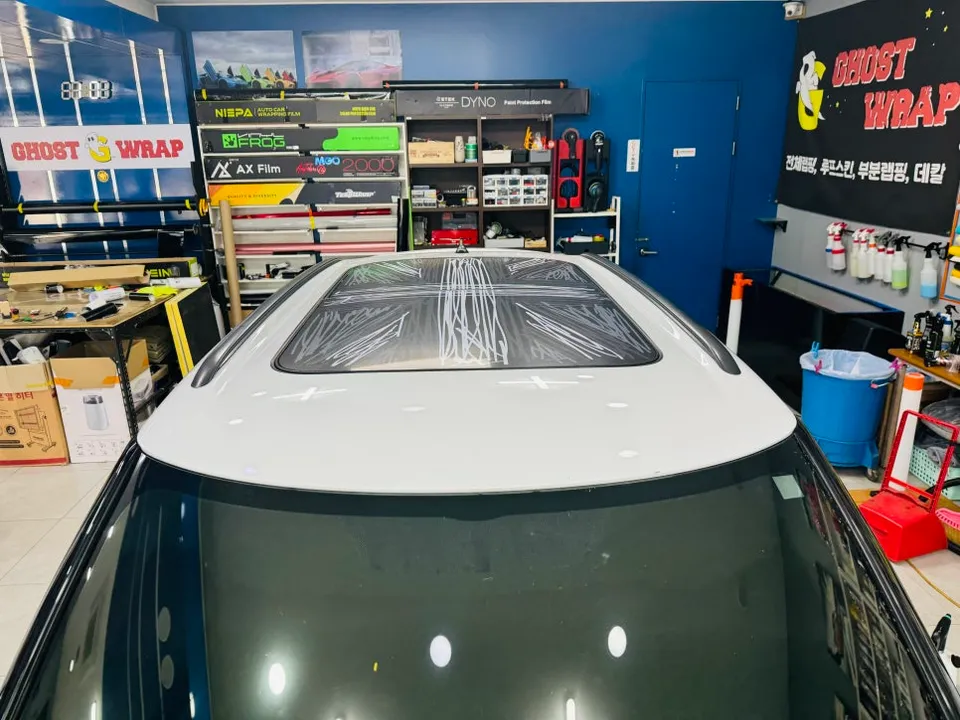 MINI Countrymanのカーラッピング事例|サンルーフデカール 施工写真 3-2