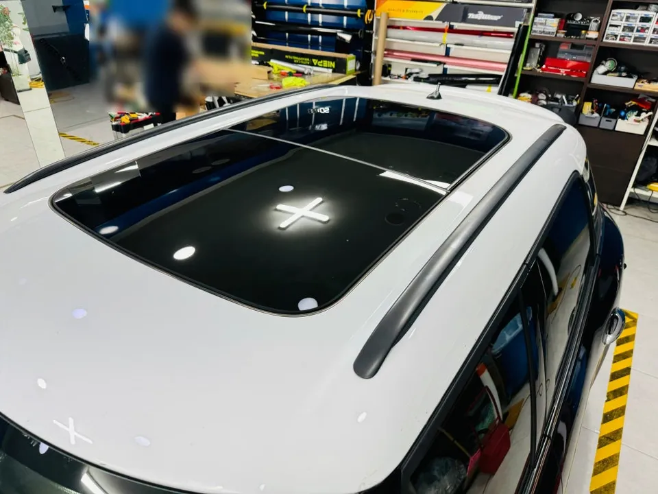 MINI Countrymanのカーラッピング事例|サンルーフデカール 施工写真 3-3