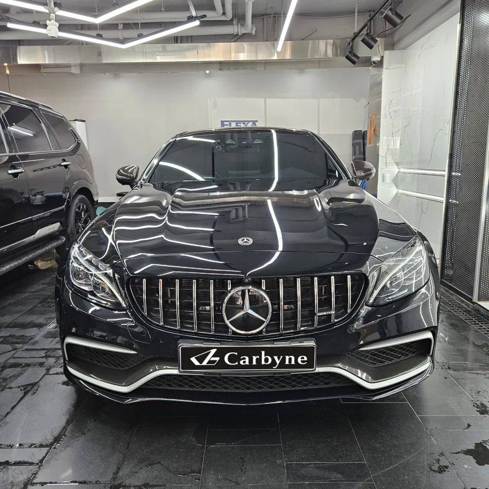 Mercedes-Benz C63 AMGのカーラッピング事例｜光沢ブラック 施工写真 2-2