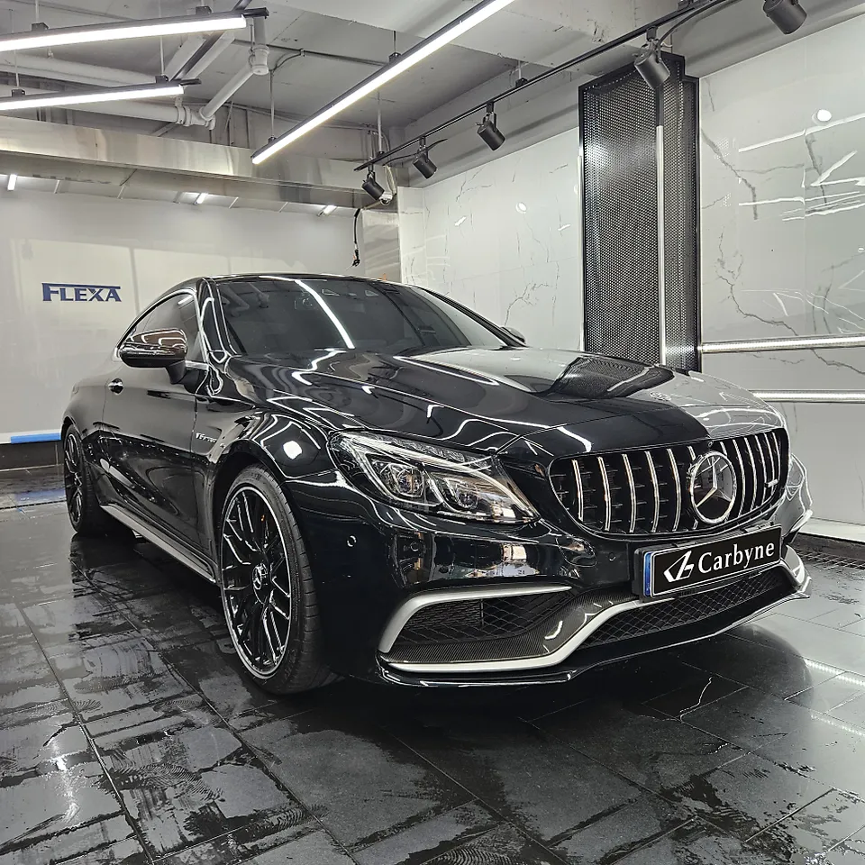 Mercedes-Benz C63 AMGのカーラッピング事例｜光沢ブラック 施工写真 3-2