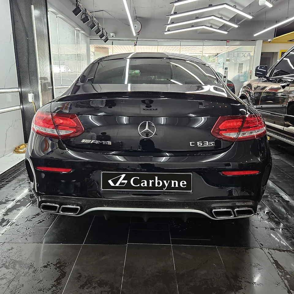 Mercedes-Benz C63 AMGのカーラッピング事例｜光沢ブラック 施工写真 4-2
