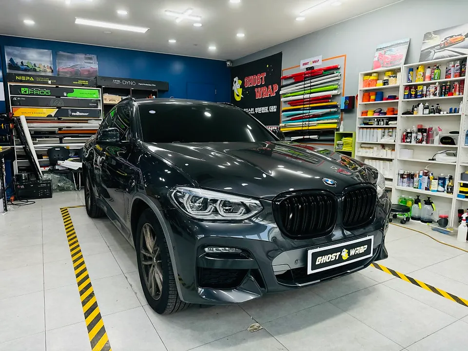 BMW X4のカーラッピング事例:銀色部分を艶黒に 施工写真 2-1