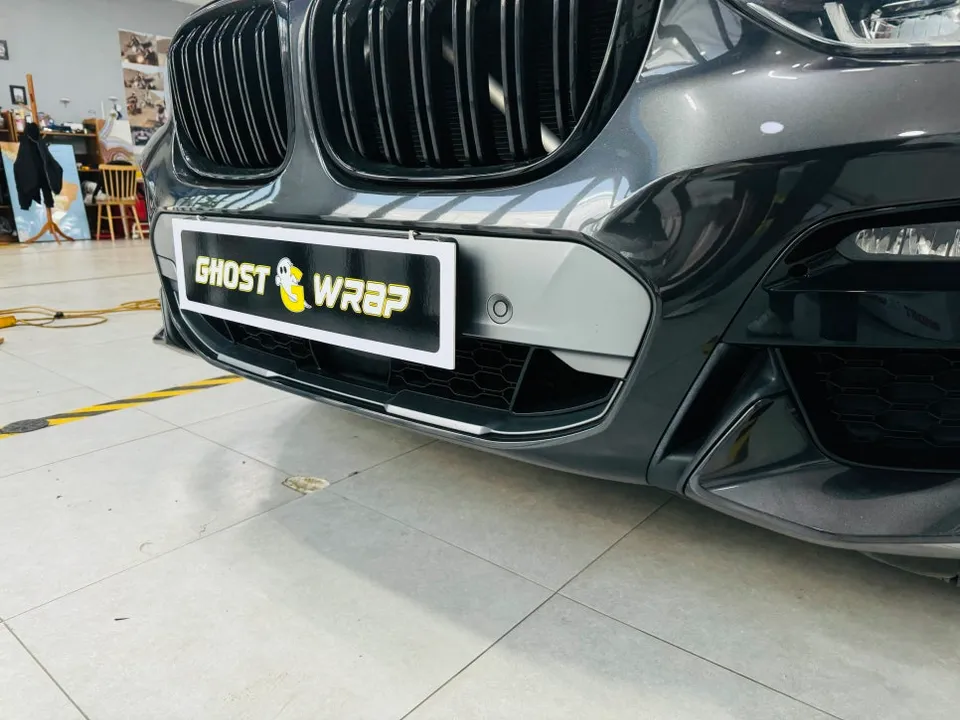 BMW X4のカーラッピング事例:銀色部分を艶黒に 施工写真 3-1