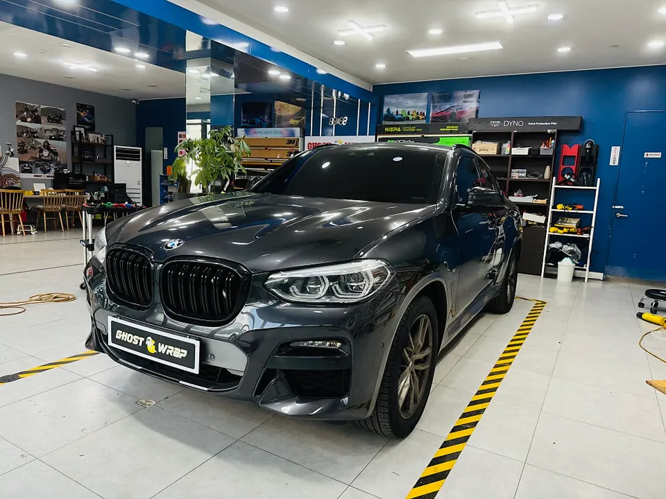 BMW X4のカーラッピング事例:銀色部分を艶黒に 施工写真 1-2