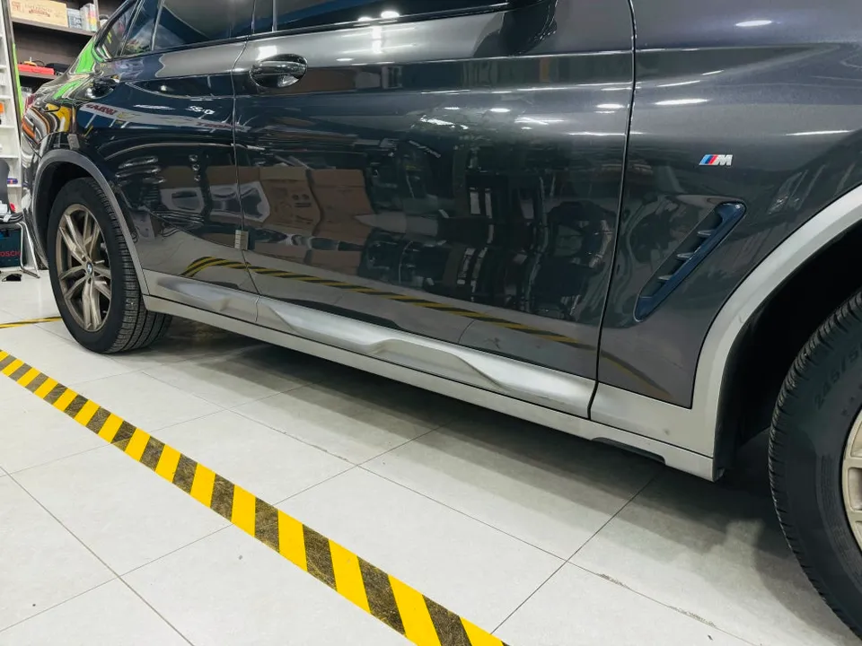 BMW X4のカーラッピング事例:銀色部分を艶黒に 施工写真 2-2