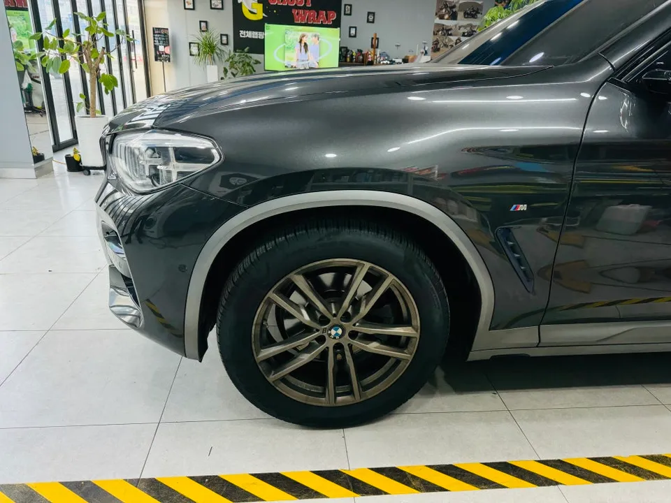 BMW X4のカーラッピング事例:銀色部分を艶黒に 施工写真 3-2