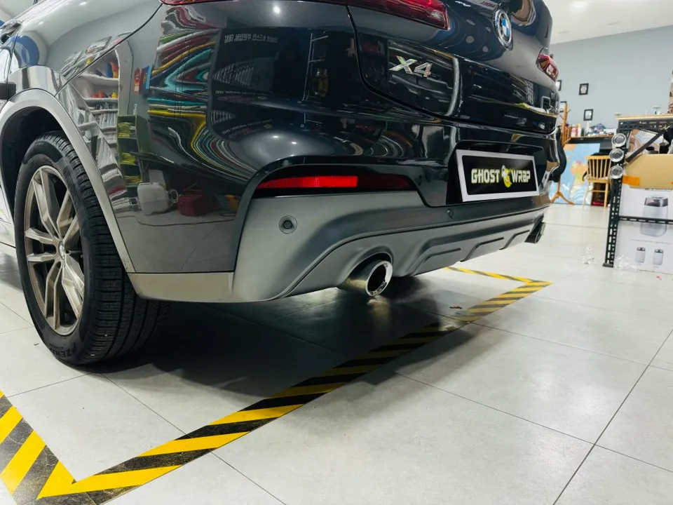 BMW X4のカーラッピング事例:銀色部分を艶黒に 施工写真 3-3