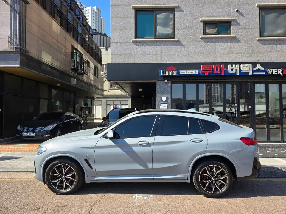 BMW X4 vinyl wrap - BMW X4 Vinyl Wrap Review: Interior Gloss Upgrade photo 4