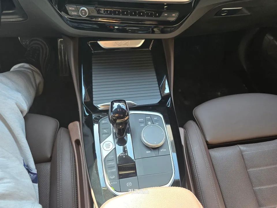 BMW X4 vinyl wrap - BMW X4 Vinyl Wrap Review: Interior Gloss Upgrade photo 5