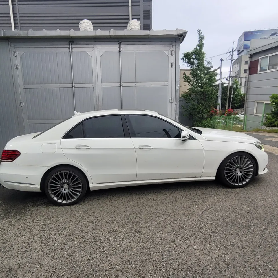 Mercedes-Benz E300のホイールリペア・塗装事例 施工写真 3-2