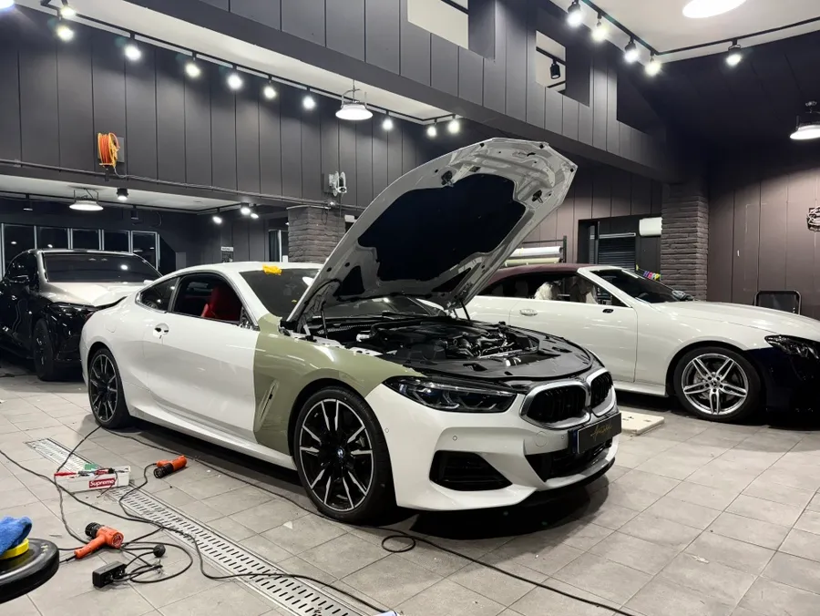 BMW 8 Seriesのカーラッピング事例|ミルキーカーキ 施工写真 2-1