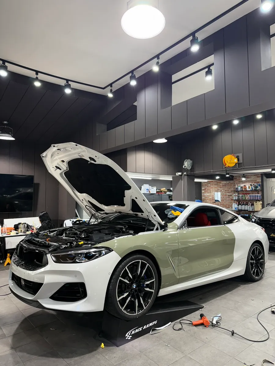 BMW 8 Seriesのカーラッピング事例|ミルキーカーキ 施工写真 3-1