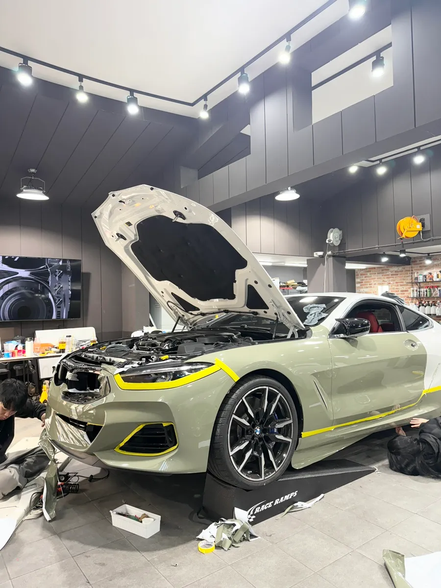 BMW 8 Seriesのカーラッピング事例|ミルキーカーキ 施工写真 4-1
