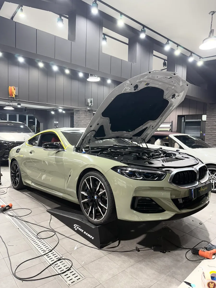 BMW 8 Seriesのカーラッピング事例|ミルキーカーキ 施工写真 1-2