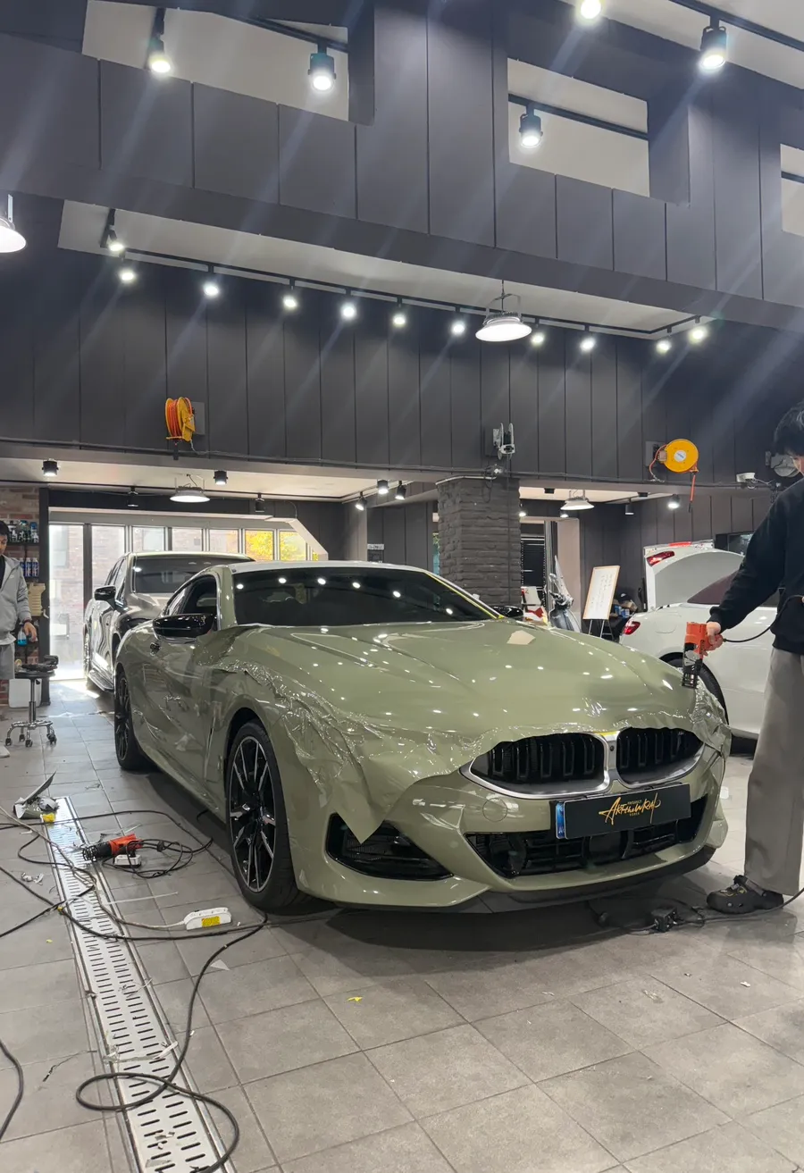 BMW 8 Seriesのカーラッピング事例|ミルキーカーキ 施工写真 2-2