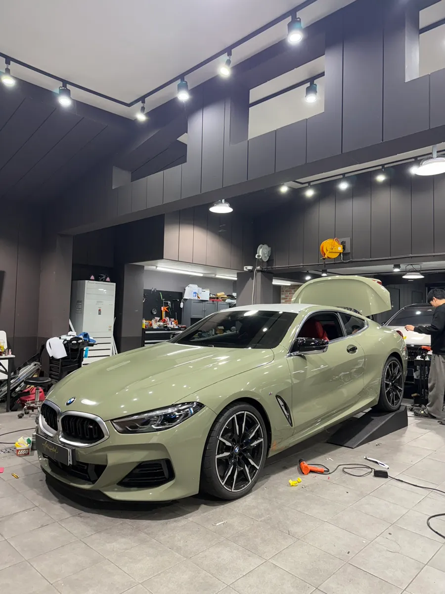 BMW 8 Seriesのカーラッピング事例|ミルキーカーキ 施工写真 3-2