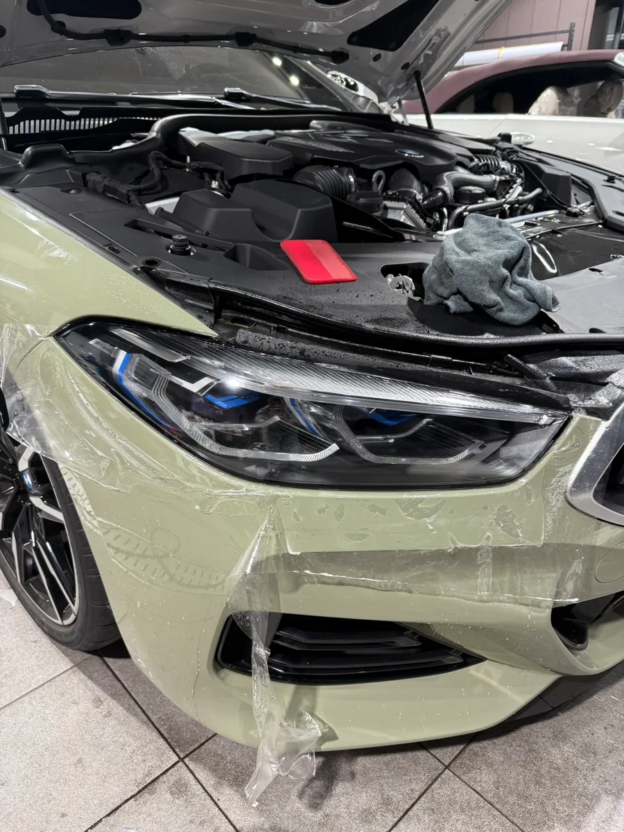 BMW 8 Seriesのカーラッピング事例|ミルキーカーキ 施工写真 4-2