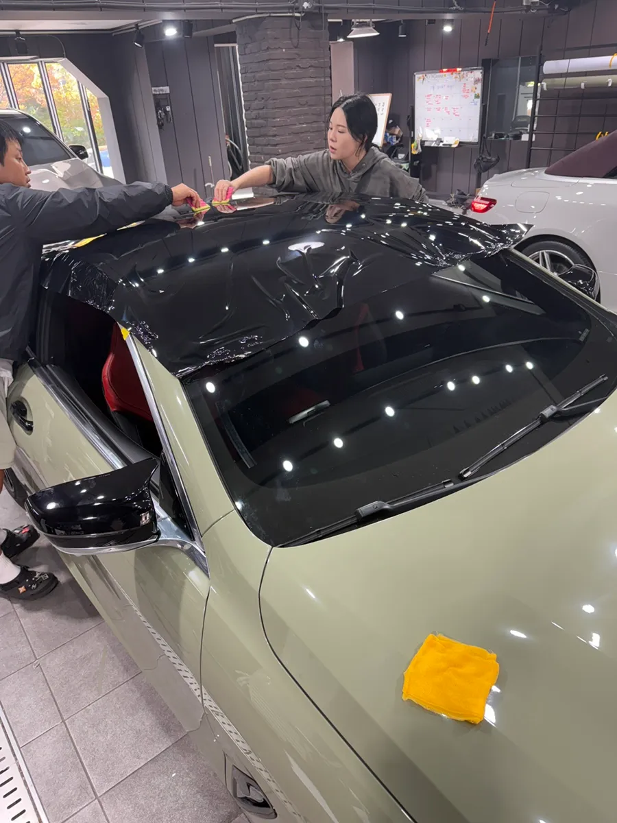 BMW 8 Seriesのカーラッピング事例|ミルキーカーキ 施工写真 1-3