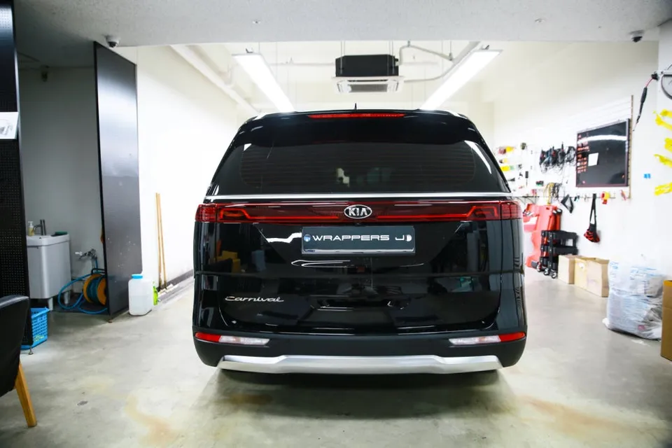 Kia Carnivalのカーフィルム施工事例｜断熱・スモーク効果 施工写真 2