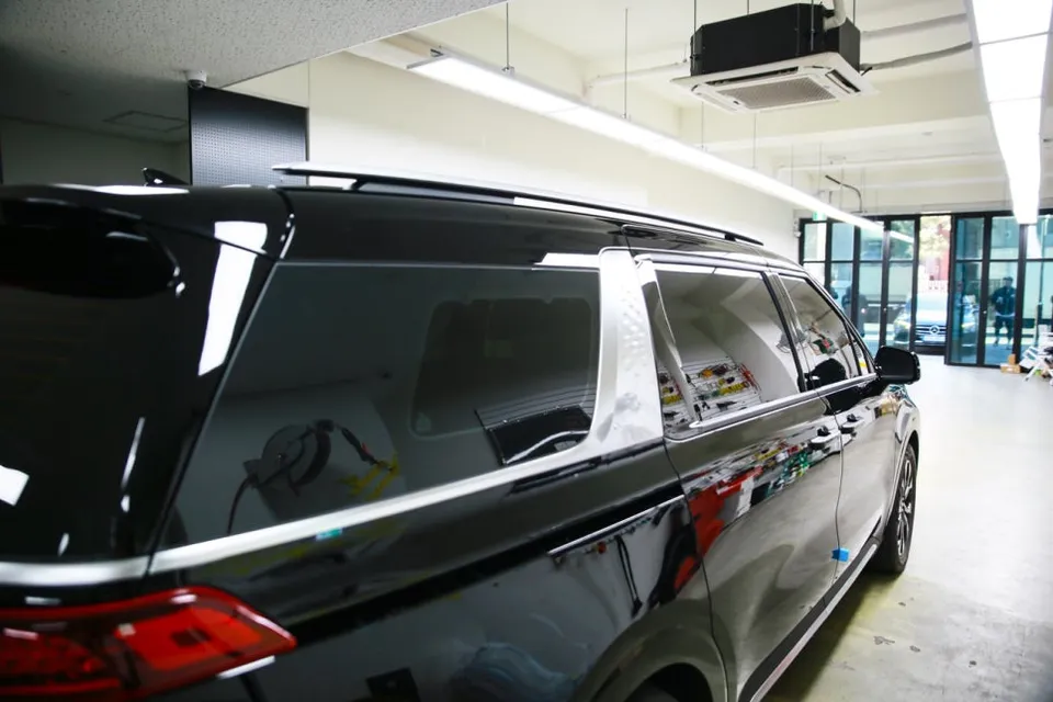Kia Carnivalのカーフィルム施工事例｜断熱・スモーク効果 施工写真 6