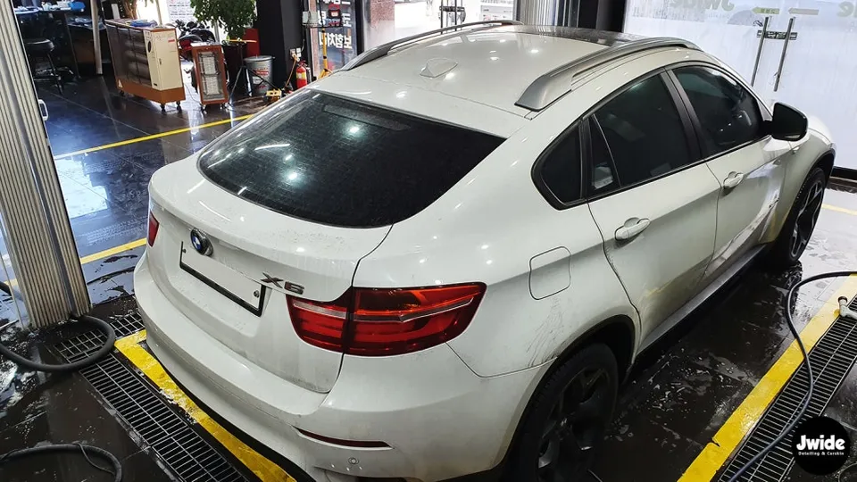BMW X6 vinyl wrap - BMW X6 Vinyl Wrap Review: Satin Black Finish photo 3