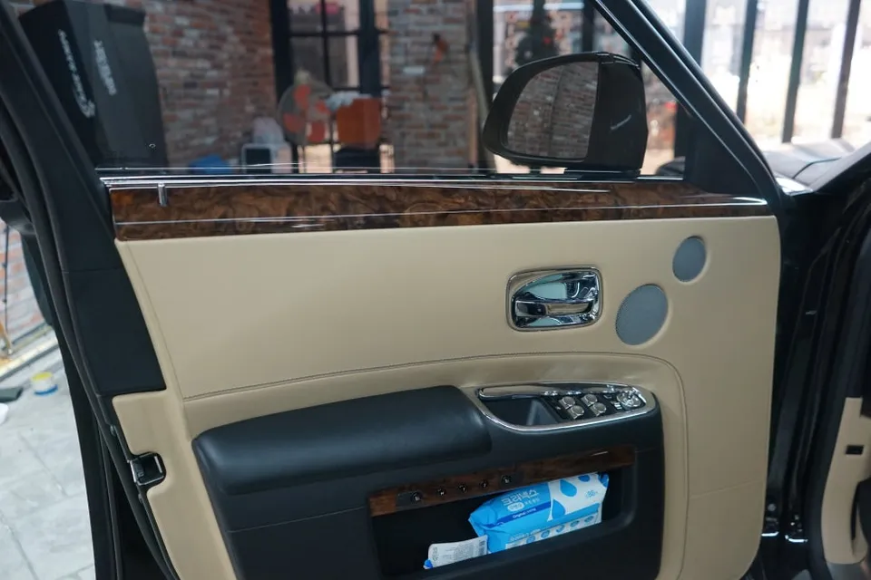 Rolls-Royce Ghostのカーラッピング事例：内装カスタム 施工写真 2-1