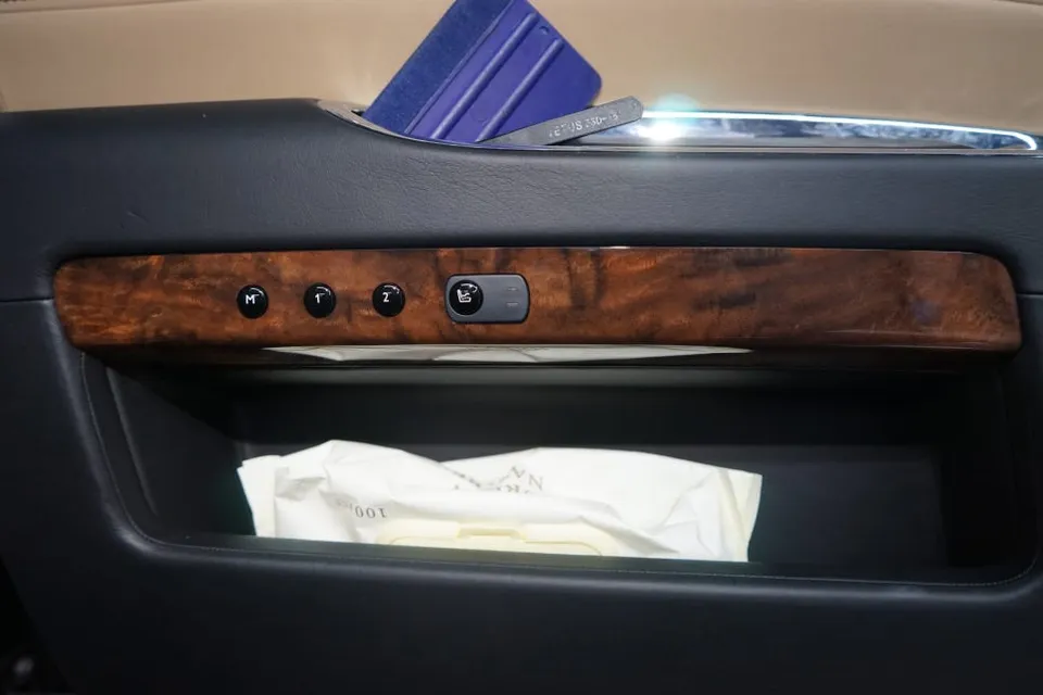 Rolls-Royce Ghostのカーラッピング事例：内装カスタム 施工写真 2-2