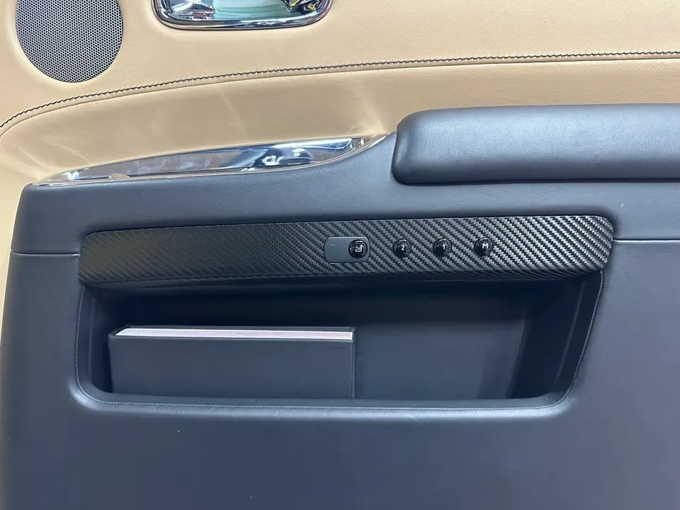 Rolls-Royce Ghostのカーラッピング事例：内装カスタム 施工写真 3-2