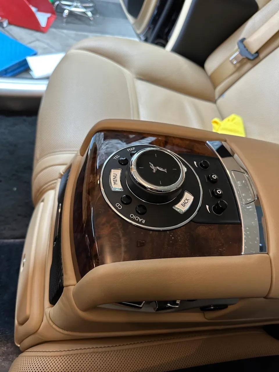 Rolls-Royce Ghostのカーラッピング事例：内装カスタム 施工写真 3-3