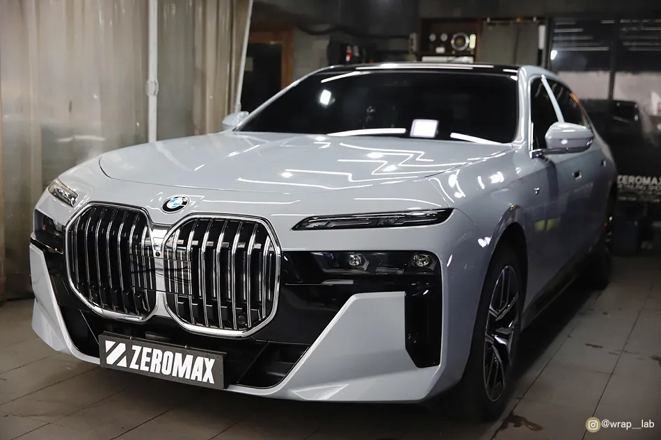 BMW 7 Seriesのカーラッピング事例|費用目安・仕上がり 施工写真 2-1