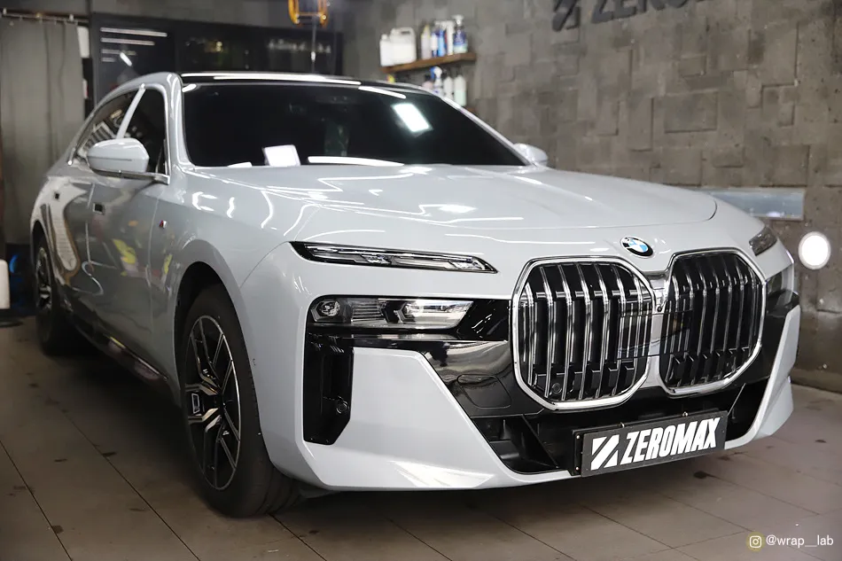 BMW 7 Seriesのカーラッピング事例|費用目安・仕上がり 施工写真 3-1