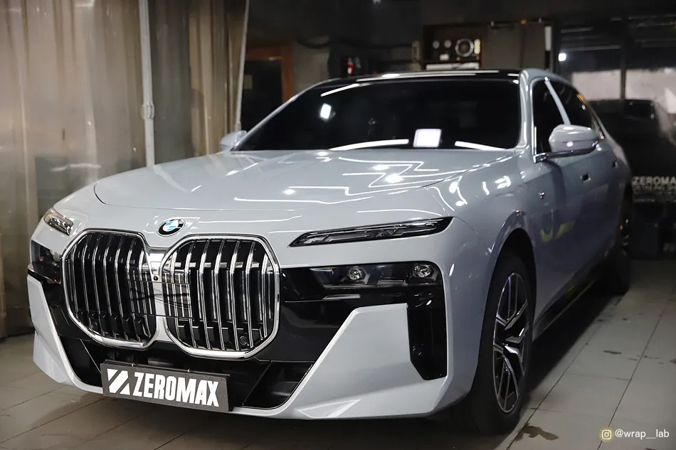 BMW 7 Seriesのカーラッピング事例|費用目安・仕上がり 施工写真 1-2