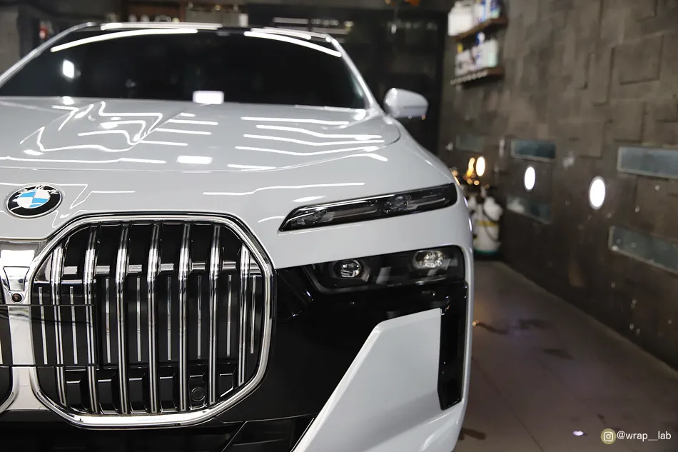 BMW 7 Seriesのカーラッピング事例|費用目安・仕上がり 施工写真 1-3