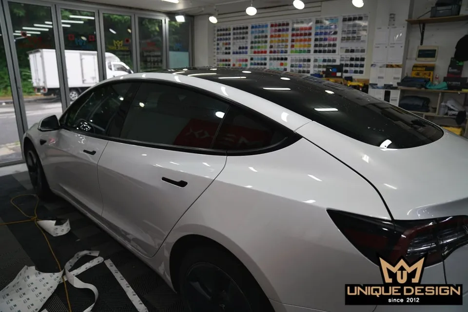 Tesla Model 3のカーラッピング事例｜クロームパーツの印象変更 施工写真 4-2