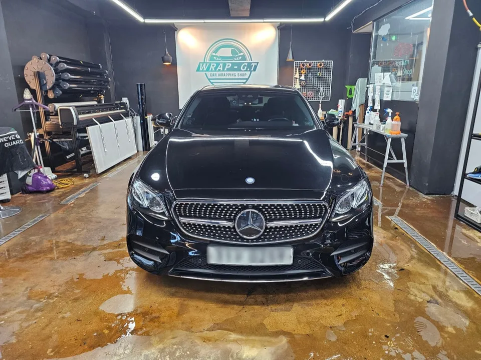 Mercedes-Benz Eクラスのカーラッピング事例｜費用目安・仕上がり 施工写真 2-1