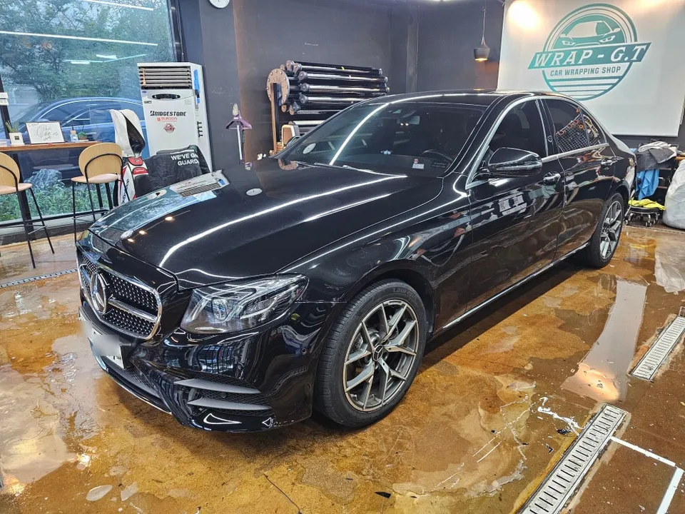 Mercedes-Benz Eクラスのカーラッピング事例｜費用目安・仕上がり 施工写真 3-1