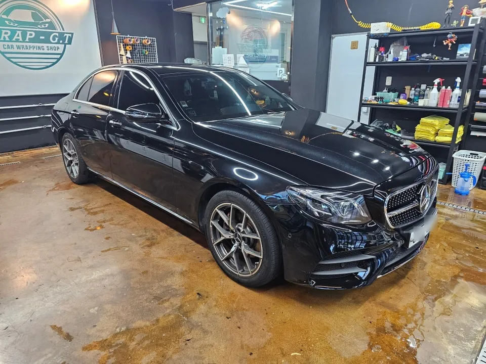 Mercedes-Benz Eクラスのカーラッピング事例｜費用目安・仕上がり 施工写真 1-2