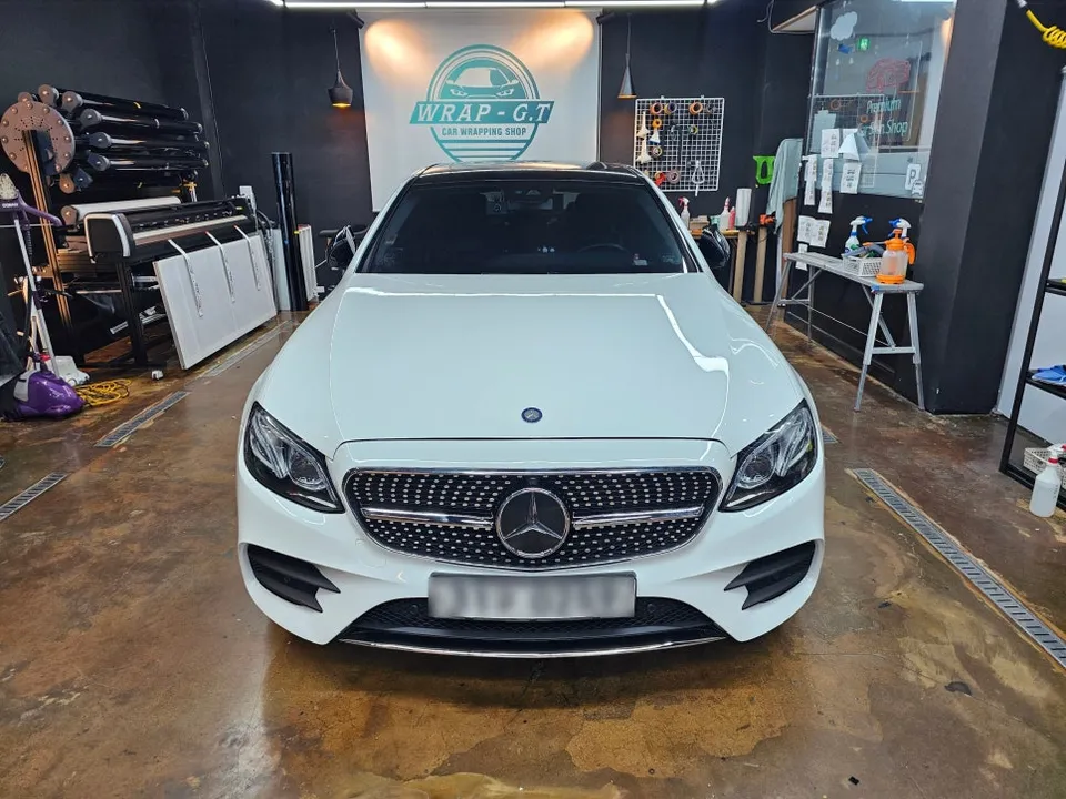Mercedes-Benz Eクラスのカーラッピング事例｜費用目安・仕上がり 施工写真 2-2