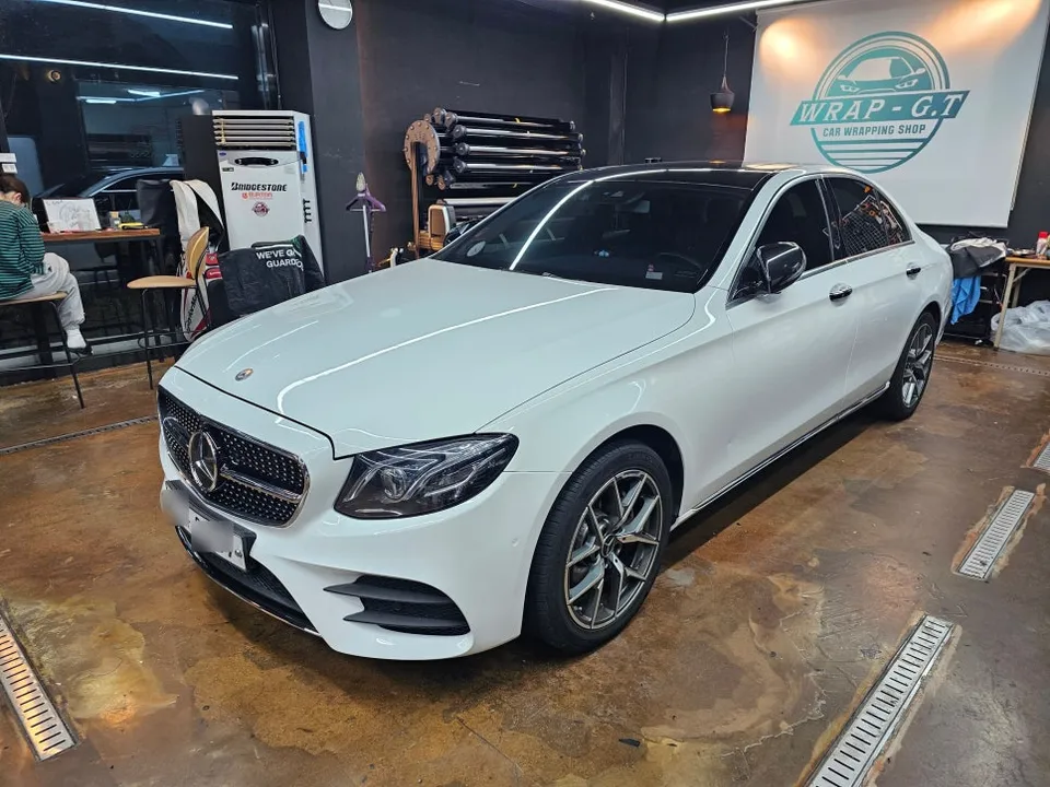 Mercedes-Benz Eクラスのカーラッピング事例｜費用目安・仕上がり 施工写真 3-2