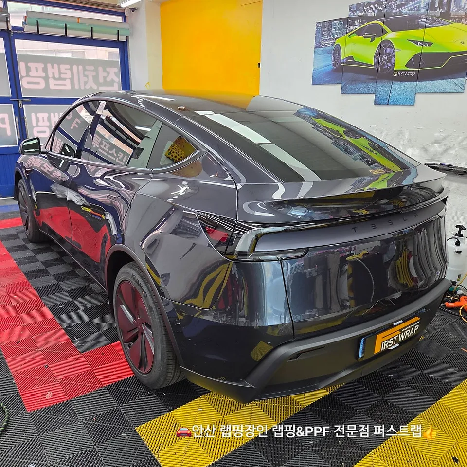 Tesla Model 3のカーラッピング事例|費用目安・仕上がり 施工写真 1-2