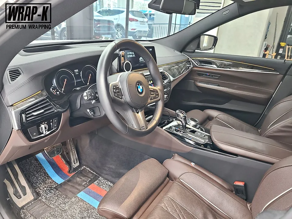 BMW 6 Series GTのカーラッピング事例|高級感ある仕上がり 施工写真 2-3