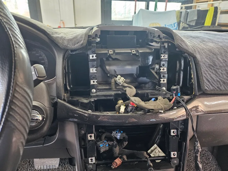 Chevrolet CaptivaのAndroid Auto・CarPlay取付事例 施工写真 1-2