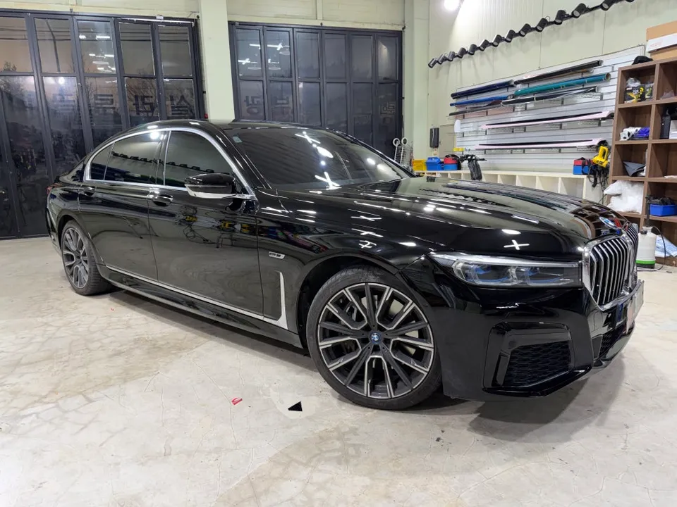 BMW 7 SeriesのカラーPPF施工事例：深い光沢のブラックボディ 施工写真 2-1