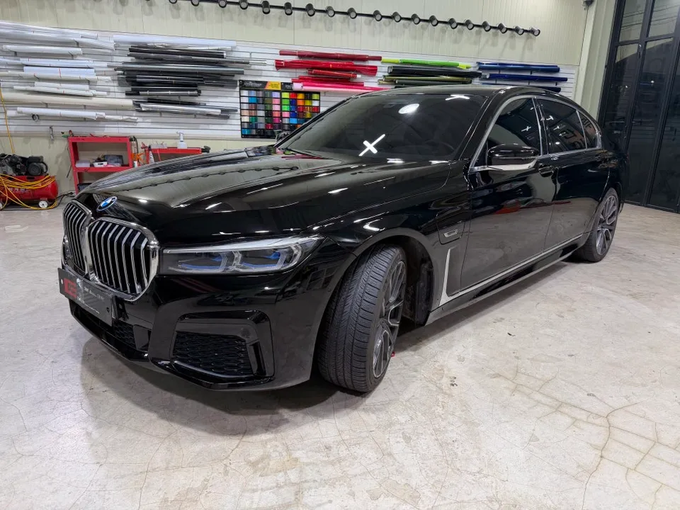 BMW 7 SeriesのカラーPPF施工事例：深い光沢のブラックボディ 施工写真 3-1