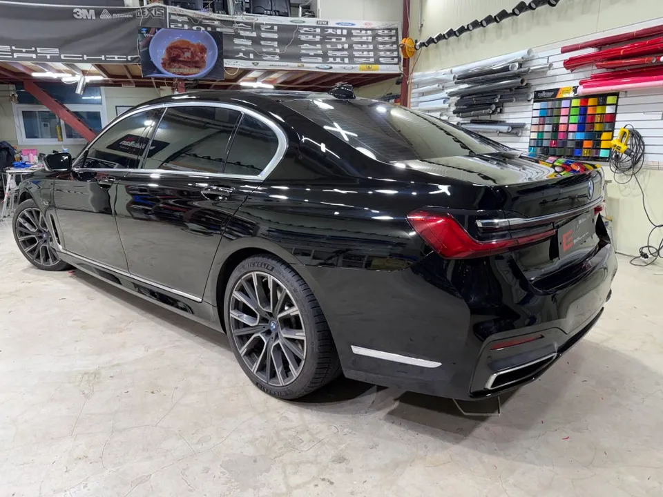 BMW 7 SeriesのカラーPPF施工事例：深い光沢のブラックボディ 施工写真 1-2