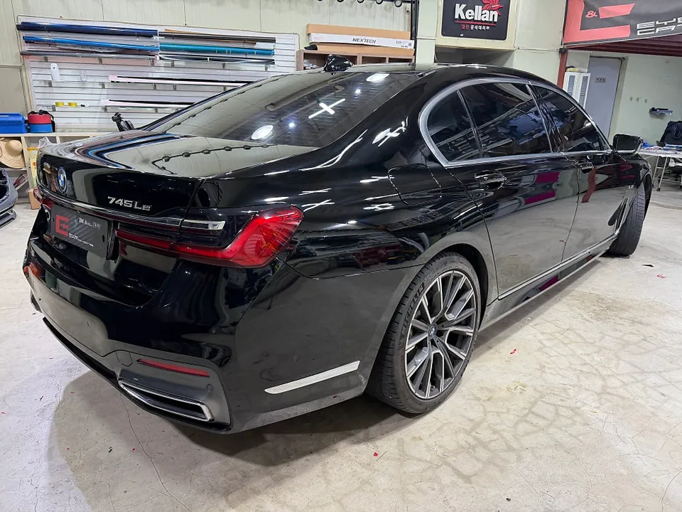 BMW 7 SeriesのカラーPPF施工事例：深い光沢のブラックボディ 施工写真 2-2