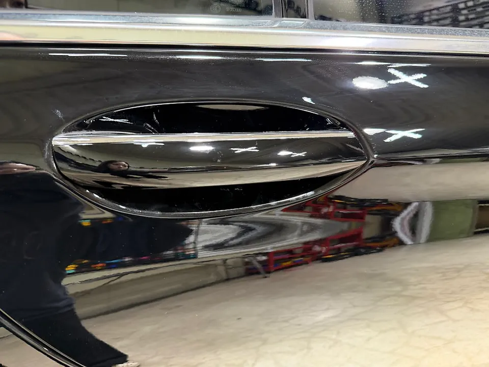 BMW 7 SeriesのカラーPPF施工事例：深い光沢のブラックボディ 施工写真 1-3
