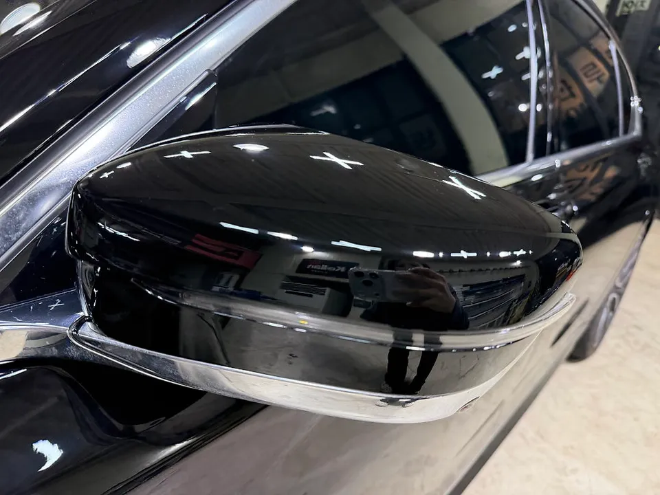 BMW 7 SeriesのカラーPPF施工事例：深い光沢のブラックボディ 施工写真 3-3