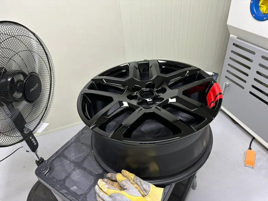Chevrolet Traverseのホイールリペア・塗装事例 施工写真 1-2