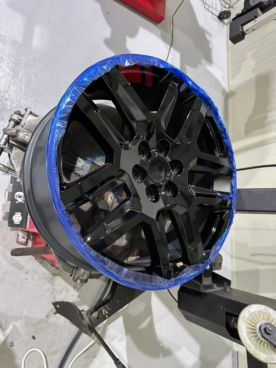 Chevrolet Traverseのホイールリペア・塗装事例 施工写真 2-2